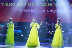 bong da dua cong dong nguoi viet tai philippines xich lai gan nhau nhan dip nam moi