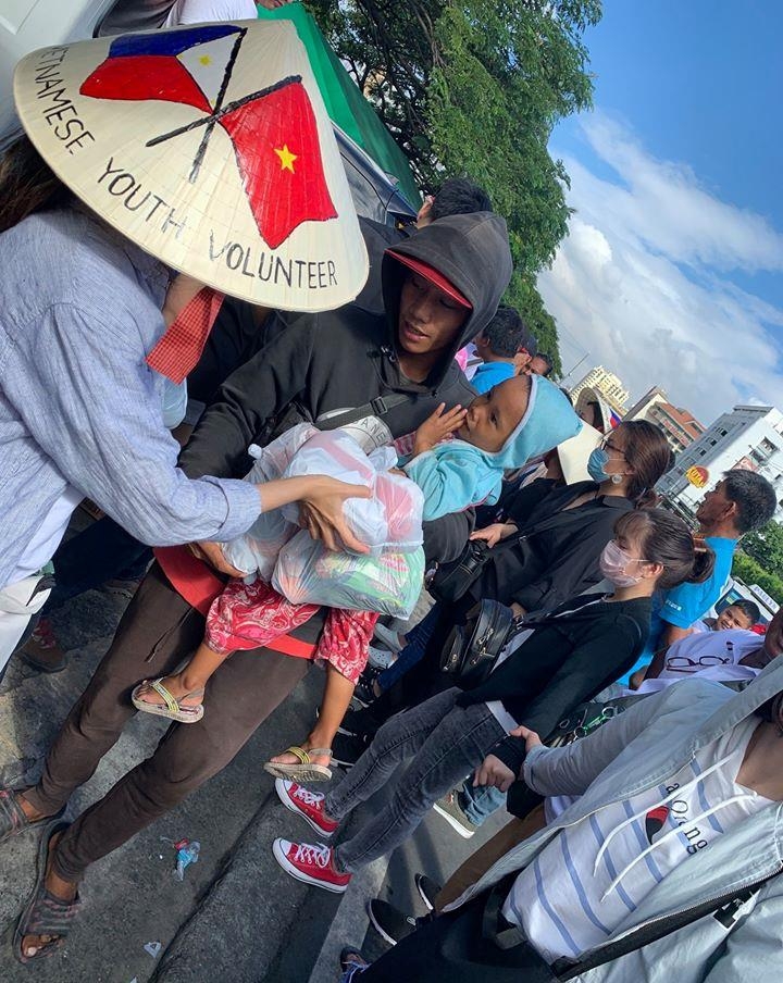 Giới trẻ Việt Nam trao quà năm mới cho người nghèo tại Philippines truoc them nam moi nguoi tre viet nam trao qua cho nguoi ngheo tai philippines