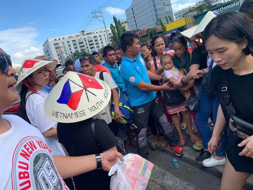 Giới trẻ Việt Nam trao quà năm mới cho người nghèo tại Philippines truoc them nam moi nguoi tre viet nam trao qua cho nguoi ngheo tai philippines