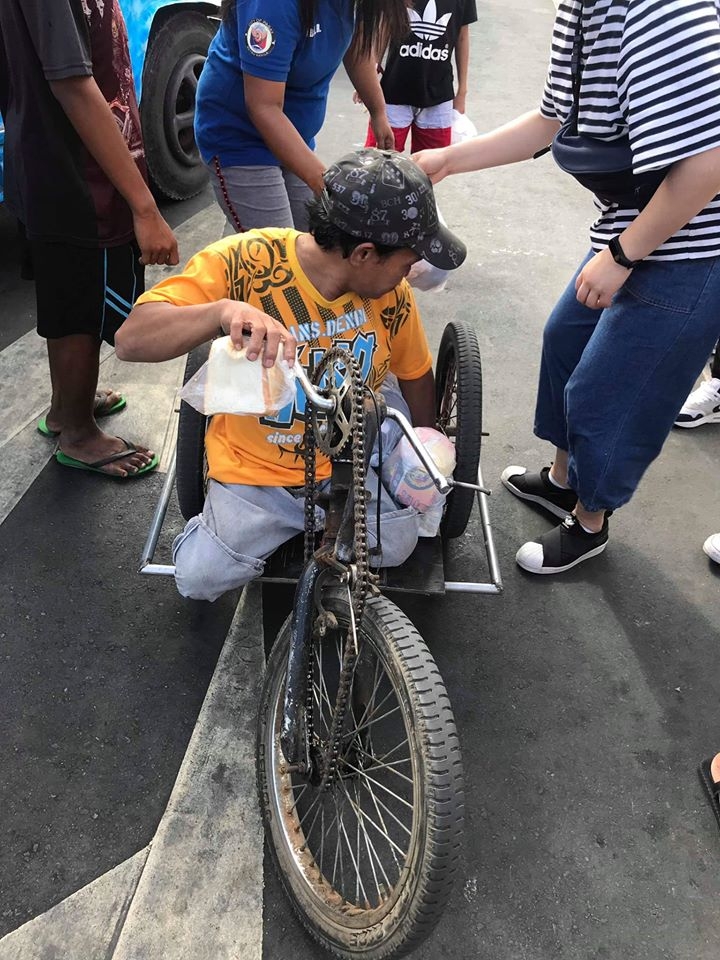 Giới trẻ Việt Nam trao quà năm mới cho người nghèo tại Philippines truoc them nam moi nguoi tre viet nam trao qua cho nguoi ngheo tai philippines