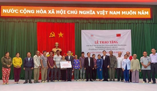 Bình Định: Đại sứ quán Trung Quốc hỗ trợ 20 hộ dân mất nhà cửa do bão số 5 binh dinh dai su quan trung quoc ho tro 20 ho dan mat nha cua do bao so 5