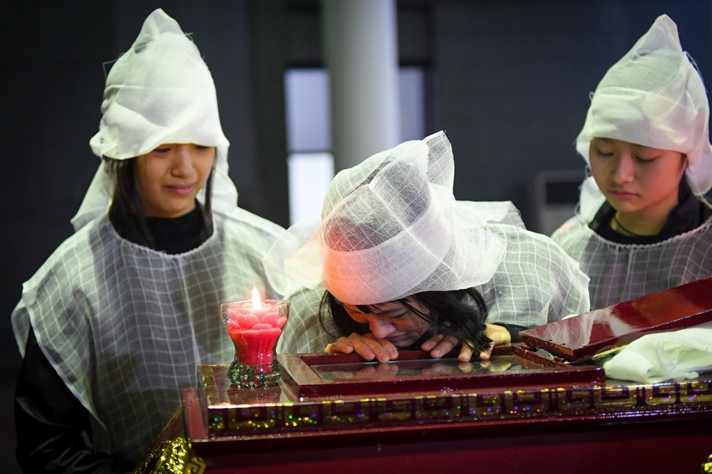 Gia đình, đồng nghiệp đau xót tiễn đưa NSƯT Vũ Mạnh Dũng về nơi an nghỉ gia dinh dong nghiep dau xot tien dua nsut vu manh dung ve noi an nghi