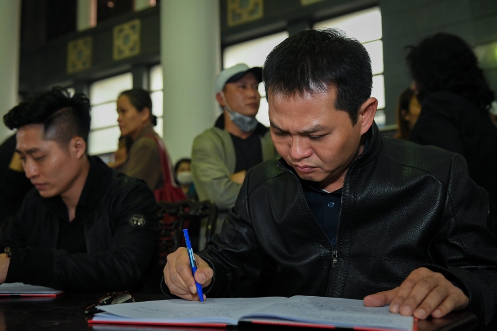 Gia đình, đồng nghiệp đau xót tiễn đưa NSƯT Vũ Mạnh Dũng về nơi an nghỉ gia dinh dong nghiep dau xot tien dua nsut vu manh dung ve noi an nghi