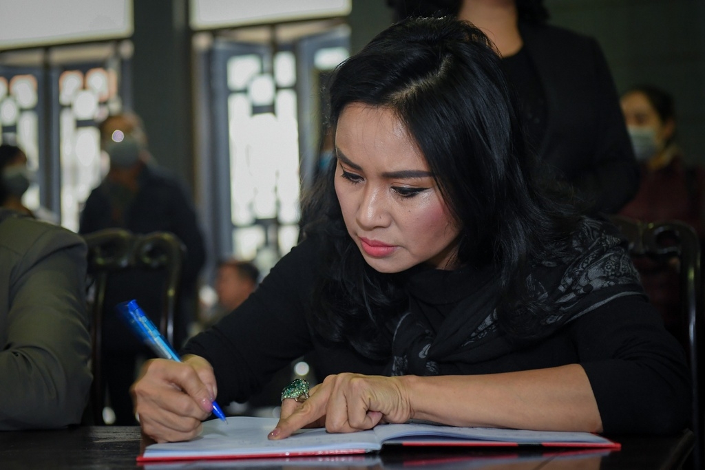 Đồng nghiệp bật khóc, đau buồn trong lễ tang NSƯT Vũ Mạnh Dũng dong nghiep bat khoc dau buon trong le tang nsut vu manh dung