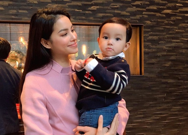 Tin tức giải trí Việt mới nhất 24h (22/2): Phạm Hương và bạn trai hạnh phúc trên du thuyền tin tuc giai tri viet moi nhat 24h 222 pham huong va chong sap cuoi hanh phuc tren du thuyen