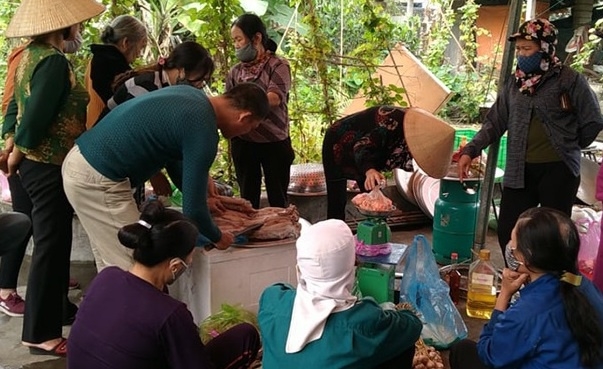 Cặp đôi hoãn cưới do Covid-19 tại Hải Phòng được hàng xóm "giải cứu" cỗ bàn cap doi hoan cuoi do covid 19 tai hai phong duoc hang xom giai cuu co ban