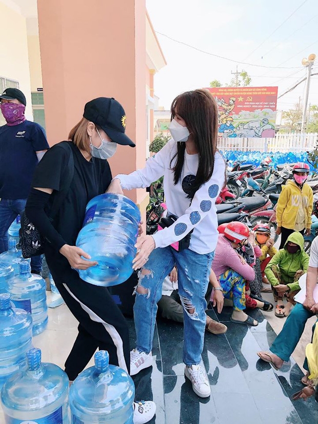 tin tuc giai tri sao viet hom nay 183 ho ngoc ha ho tro 2 phong cach ly cho benh nhan covid 19