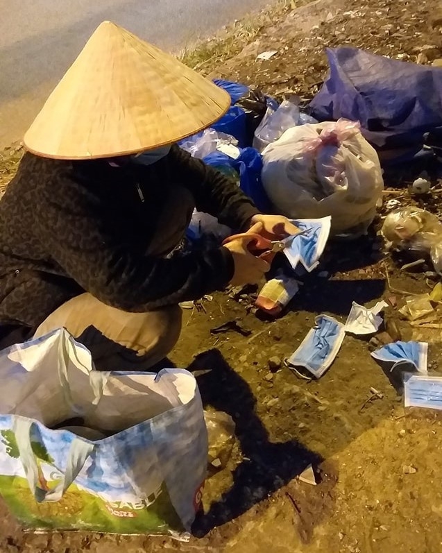 Ngăn chặn kẻ xấu trục lợi, cô lượm ve chai cắt đôi khẩu trang đã qua sử dụng ngan chan ke xau truc loi co luom ve chai cat doi khau trang da qua su dung