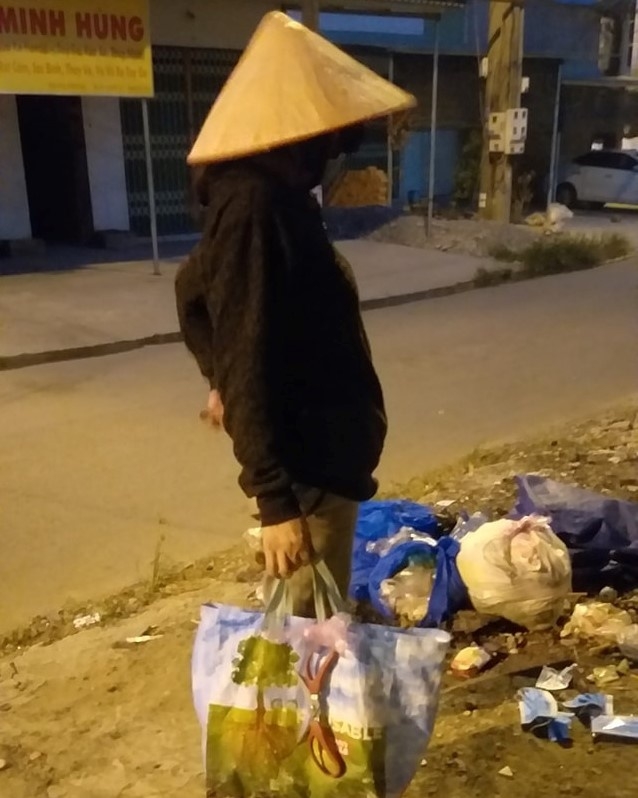 Ngăn chặn kẻ xấu trục lợi, cô lượm ve chai cắt đôi khẩu trang đã qua sử dụng ngan chan ke xau truc loi co luom ve chai cat doi khau trang da qua su dung