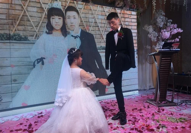 Cái kết viên mãn cho tình yêu đẹp giữa chàng trai không tay và cô gái cao 1,1 mét cai ket vien man cho tinh yeu dep giua chang trai khong tay va co gai cao 11 met