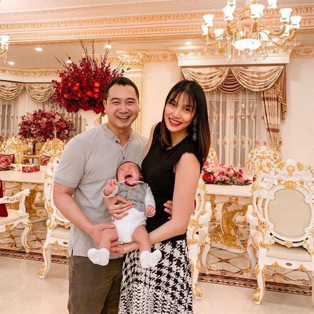 Tin giải trí sao Việt hôm nay (25/3): Bạn trai Xuân Nghi lần đầu tiên lộ diện trong MV cùng bạn gái tin giai tri sao viet hom nay 253 ban trai be xuan nghi lan dau tien lo dien trong mv cung ban gai