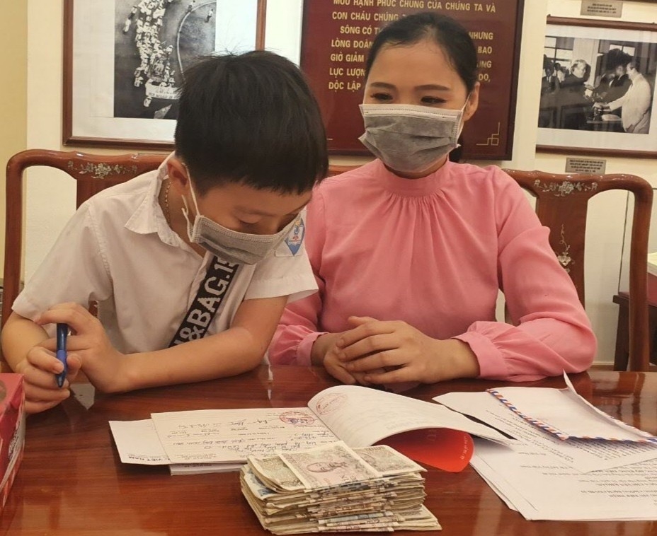 Cậu bé 8 tuổi dành hết tiền tiết kiệm cho quỹ chống dịch Covid-19 cau be 8 tuoi danh het tien tiet kiem cho quy chong dich covid 19