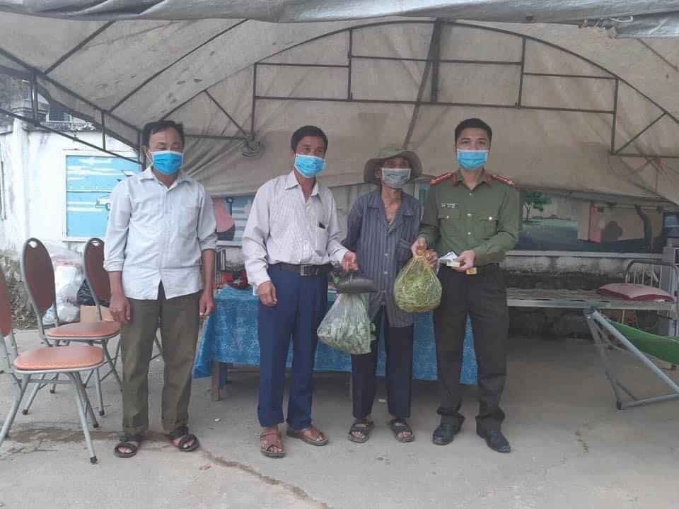 Cụ ông ủng hộ hiện vật hưởng ứng phong trào chống dịch Covid-19, quý ở tấm lòng cu ong ung ho hien vat huong ung phong trao chong dich covid 19 quy o tam long