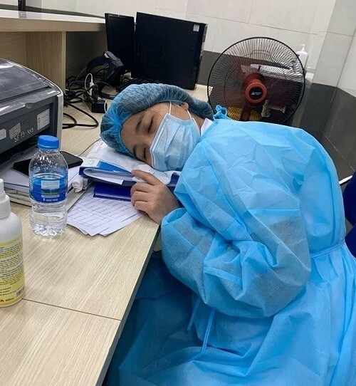 Ảnh y, bác sĩ Bệnh viện Bạch Mai với thông điệp 'chúng tôi vẫn ổn, hãy yên tâm' gây xúc động anh y bac si benh vien bach mai voi thong diep chung toi van on hay yen tam gay xuc dong