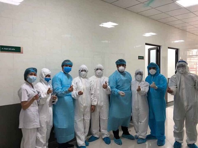 Ảnh y, bác sĩ Bệnh viện Bạch Mai với thông điệp 'chúng tôi vẫn ổn, hãy yên tâm' gây xúc động anh y bac si benh vien bach mai voi thong diep chung toi van on hay yen tam gay xuc dong