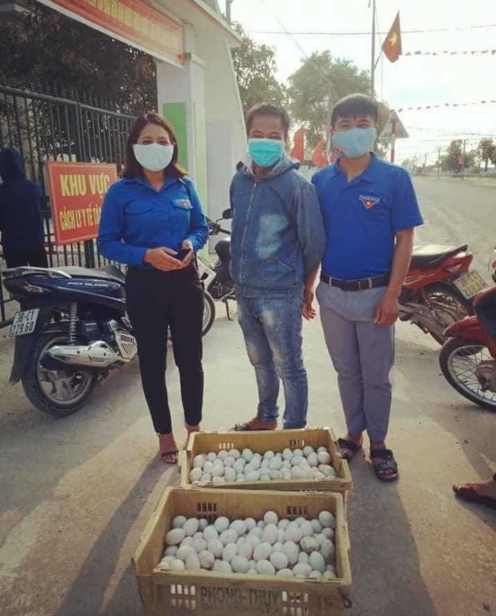 chang trai chan vit ung ho 1000 qua trung cho khu cach ly chong covid 19