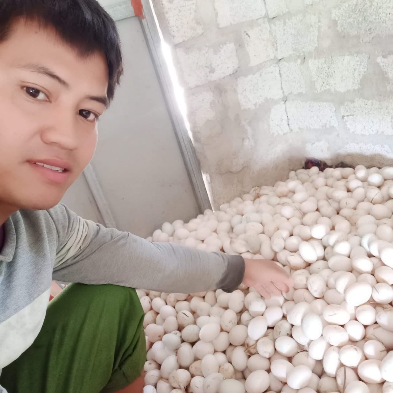 chang trai chan vit ung ho 1000 qua trung cho khu cach ly chong covid 19