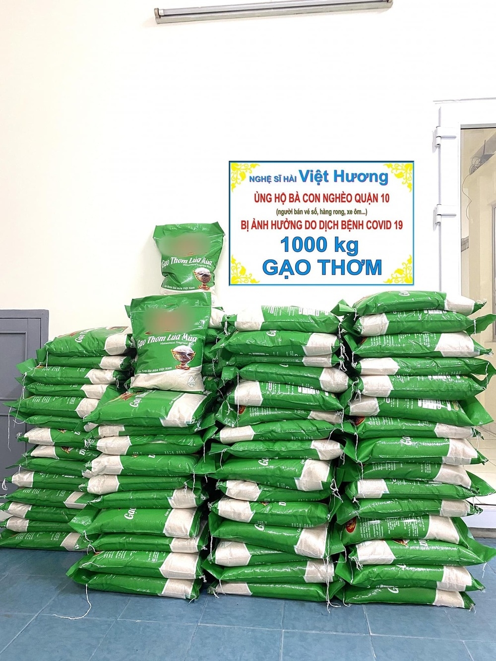 Việt Hương tặng 5 tấn gạo cho bà con gặp khó khăn vì dịch Covid-19 viet huong tang 5 tan gao cho ba con kho khan trong mua dich covid 19