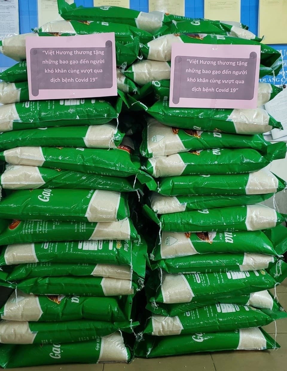 Việt Hương tặng 5 tấn gạo cho bà con gặp khó khăn vì dịch Covid-19 viet huong tang 5 tan gao cho ba con kho khan trong mua dich covid 19