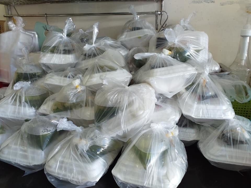 Việt Hương tặng 5 tấn gạo cho bà con gặp khó khăn vì dịch Covid-19 viet huong tang 5 tan gao cho ba con kho khan trong mua dich covid 19