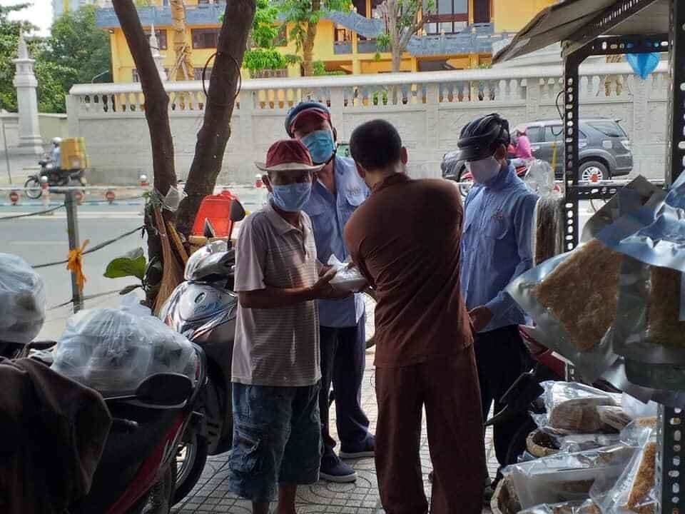 Việt Hương tặng 5 tấn gạo cho bà con gặp khó khăn vì dịch Covid-19 viet huong tang 5 tan gao cho ba con kho khan trong mua dich covid 19