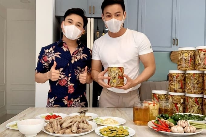 Tin tức giải trí sao Việt hôm nay (4/4): Thủy Tiên lên tiếng khi bị nói làm từ thiện để đánh bóng tên tuổi tin tuc giai tri sao viet hom nay 44 sao viet mua covid 19 dong cua nha hang spa ban hang online