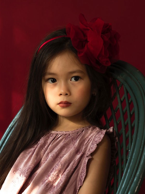 thien than nho 6 tuoi nha doan trang lai tay xinh xan thao 3 thu tieng