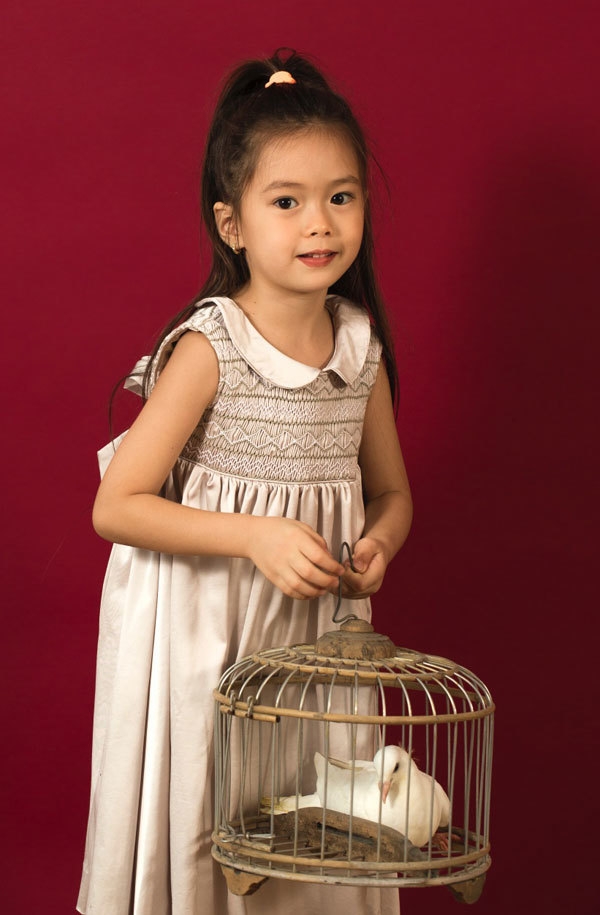thien than nho 6 tuoi nha doan trang lai tay xinh xan thao 3 thu tieng