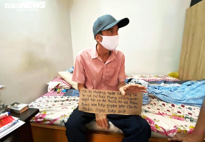 Thầy giáo Tây xin trợ giúp tiền đóng phòng trọ, quyên góp lại 36,3 triệu đồng thay giao tay xin tro giup tien dong phong tro quyen gop lai 363 trieu dong