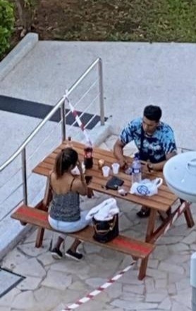 Đôi trẻ nộp phạt 600 USD vì ôm hôn nhau giữa lúc cách ly xã hội phòng Covid-19 doi tre nop phat 600 usd vi om hon nhau giua luc cach ly xa hoi phong covid 19