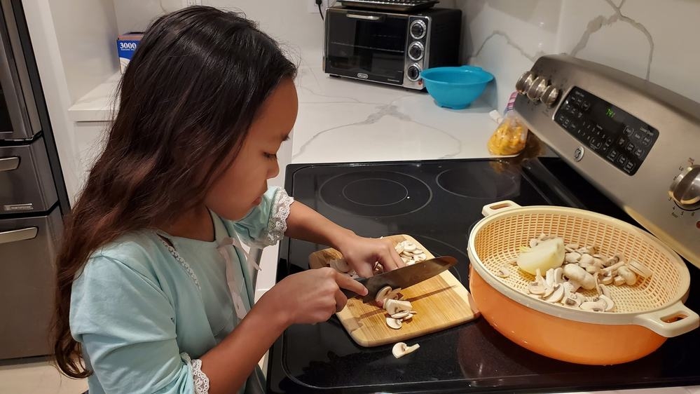 Tin tức giải trí sao Việt hôm nay (17/4): Con gái Việt Hương 10 tuổi đã biết vào bếp nấu nướng tin tuc giai tri sao viet hom nay 174 con gai 10 tuoi da biet vao bep tro tai nau nuong cua viet huong
