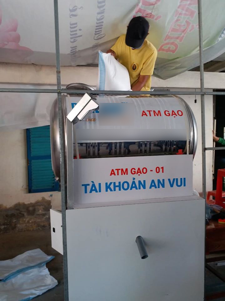 Tin tức giải trí sao Việt hôm nay (21/4): MC Đại Nghĩa lắp đặt ATM gạo ở Cà Mau tin tuc giai tri sao viet hom nay 214 mc dai nghia khong phan xet nguoi den nhan gao su dung tui giay bao ve moi truong
