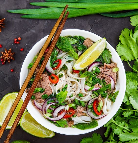 Cùng thực khách Tây thưởng thức ẩm thực đường phố Hà Nội cung thuc khach tay thuong thuc am thuc duong pho ha noi
