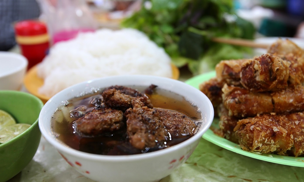 Cùng thực khách Tây thưởng thức ẩm thực đường phố Hà Nội cung thuc khach tay thuong thuc am thuc duong pho ha noi