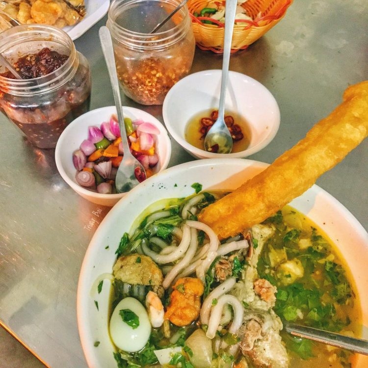 Cùng thực khách Tây thưởng thức ẩm thực đường phố Hà Nội cung thuc khach tay thuong thuc am thuc duong pho ha noi