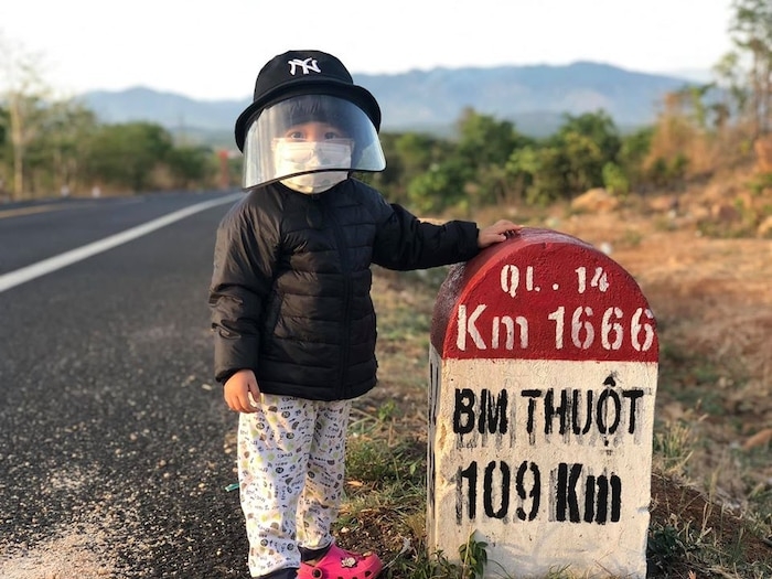 hanh trinh gan 400 km cung cha me cua phuot thu nhi gay bao cong dong mang