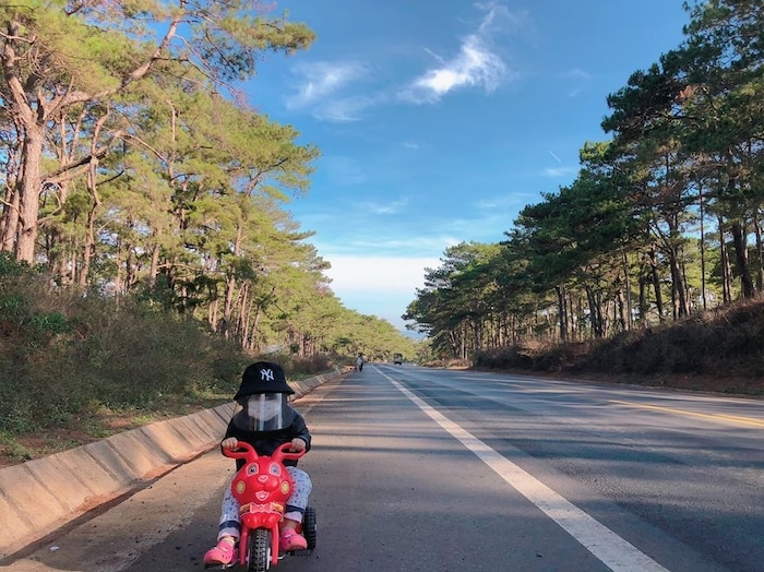 hanh trinh gan 400 km cung cha me cua phuot thu nhi gay bao cong dong mang
