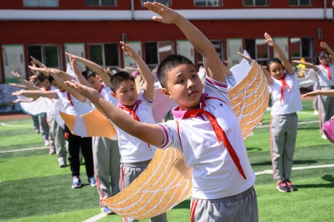 Học sinh Trung Quốc đeo cánh đáng yêu đến trường để giữ khoảng cách an toàn hoc sinh trung quoc deo canh dang yeu den truong de giu khoang cach an toan