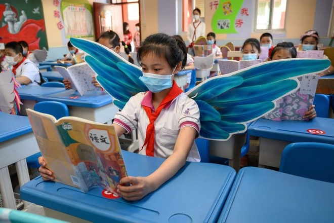 Học sinh Trung Quốc đeo cánh đáng yêu đến trường để giữ khoảng cách an toàn hoc sinh trung quoc deo canh dang yeu den truong de giu khoang cach an toan