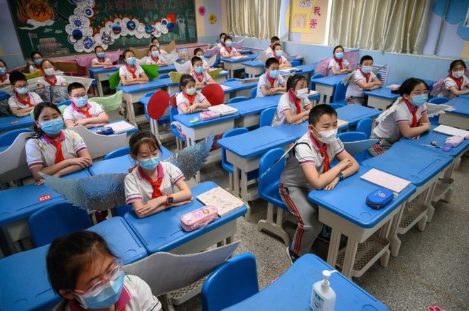 Học sinh Trung Quốc đeo cánh đáng yêu đến trường để giữ khoảng cách an toàn hoc sinh trung quoc deo canh dang yeu den truong de giu khoang cach an toan