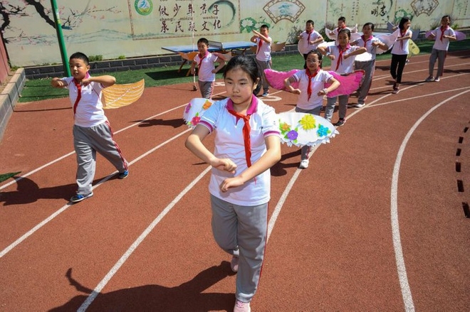 Học sinh Trung Quốc đeo cánh đáng yêu đến trường để giữ khoảng cách an toàn hoc sinh trung quoc deo canh dang yeu den truong de giu khoang cach an toan