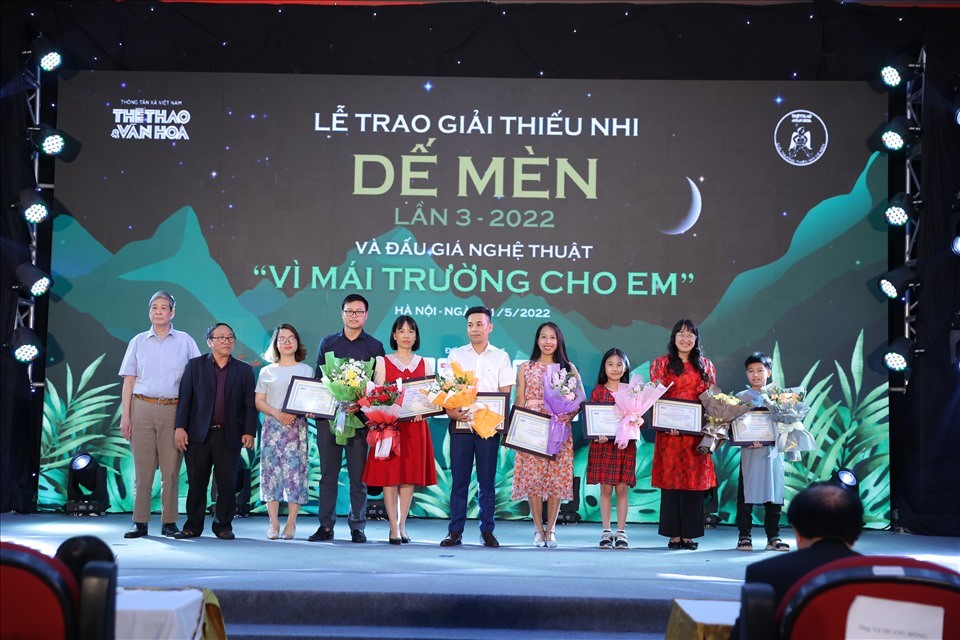 Trao giải thưởng thiếu nhi Dế Mèn lần thứ ba: Không có giải thưởng lớn Trao giải thưởng thiếu nhi Dế Mèn lần thứ ba: Không có giải thưởng lớn