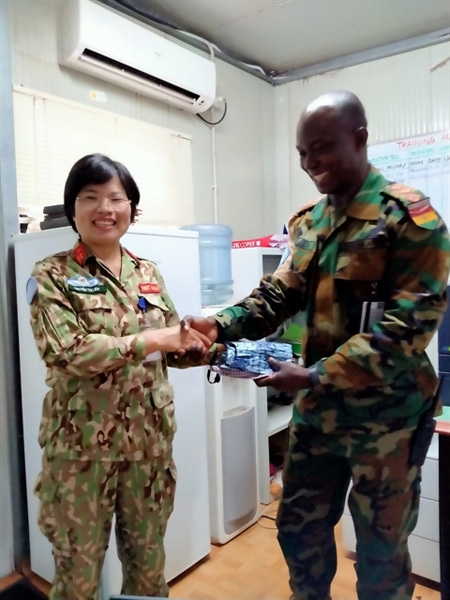 Vietnamese officer makes masks for UN staffs in South Africa vietnamese officer makes masks for un staffs in south africa