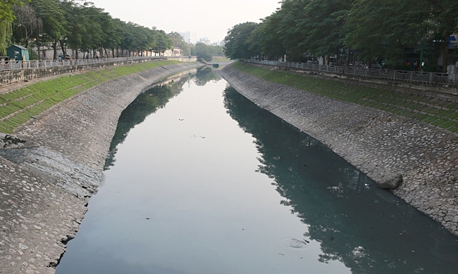 Hanoi applies new technology to clean up To Lich river hanoi applies new technology to clean up to lich river
