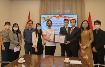 vietnam donates medical masks to vietnamese community in russia