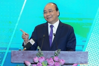 pm urges hanoi to become one of east asia centres by 2045