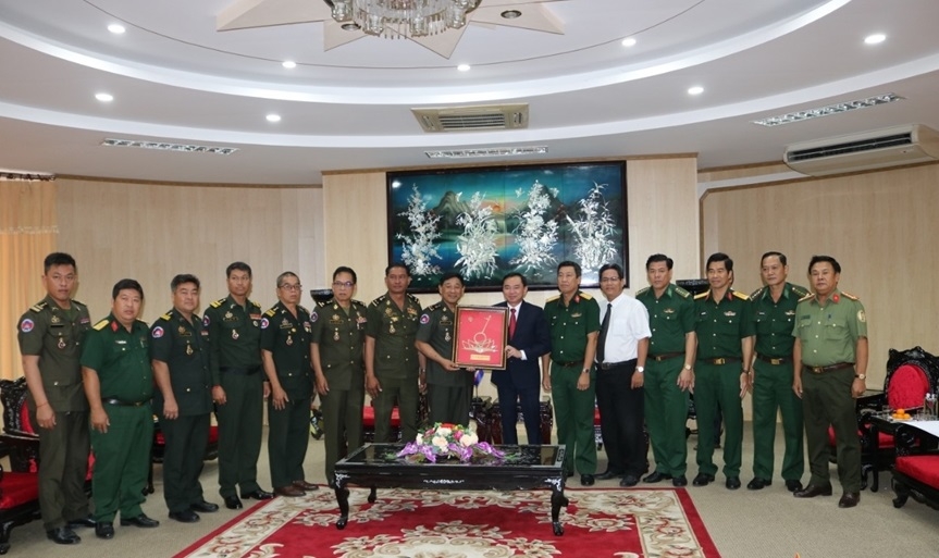 双方代表合影。 双方代表合影。