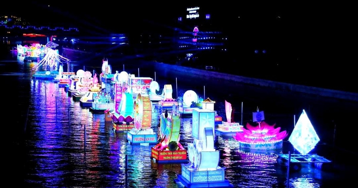 五颜六色的花灯。 五颜六色的花灯。