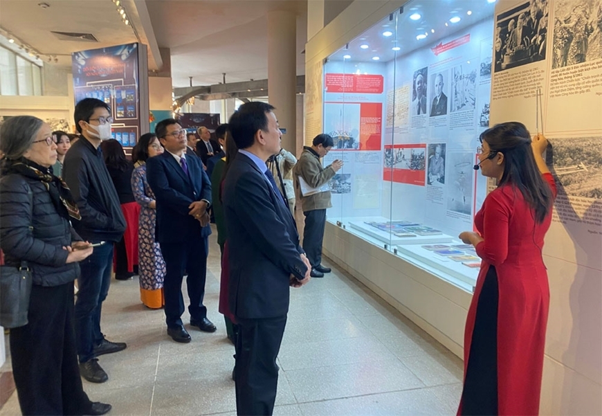 各位代表参观展览。 各位代表参观展览。