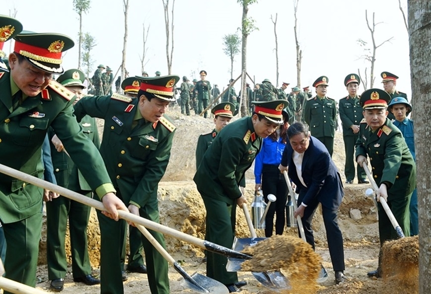 潘文江大将同其他代表参加种树活动。 潘文江大将同其他代表参加种树活动。